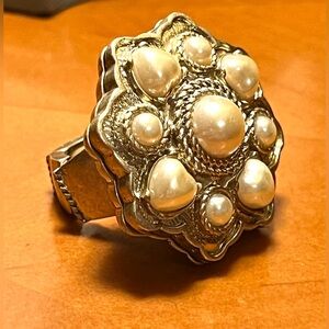 - Vintage Ring Large fluorescent faux pearls on a gold tone expandable band